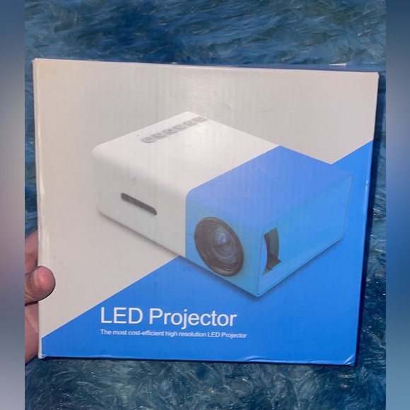 LED Projector - Picture 5 of 5
